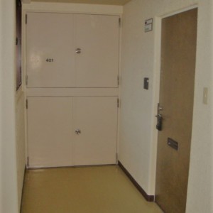 上の段が専用屋外収納です　～401号室はバルコニーにも収納あります～