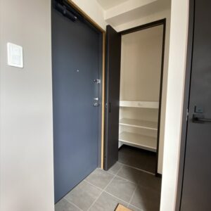 玄関　～収納下段が靴用です～